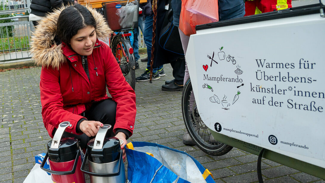 Mampferando-Team verteilt warme Mahlzeiten uund Getränke an Obdachloise und Bedürftige
